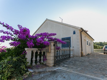 The parking and the entrace to the apartments